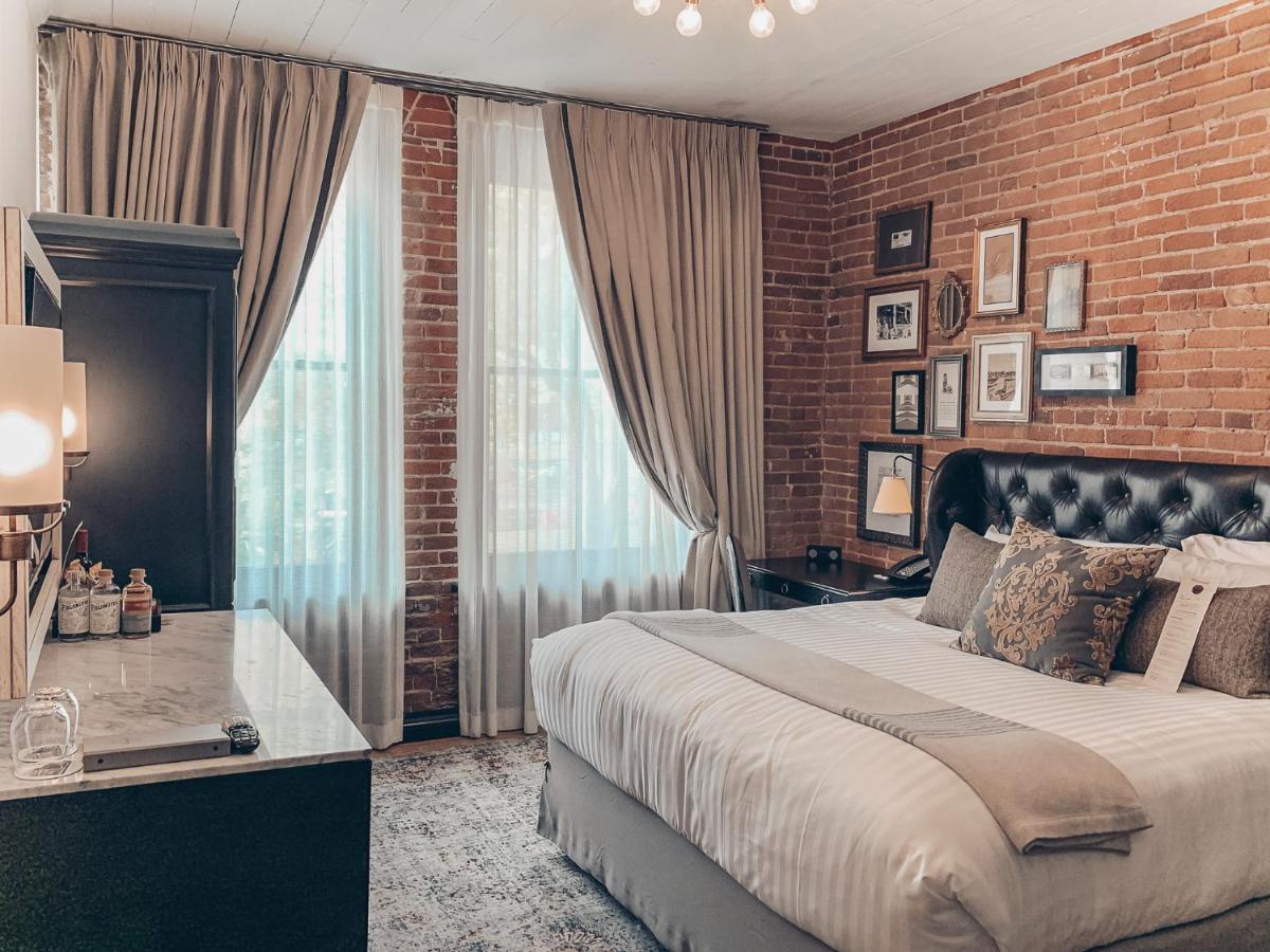The Charmant Hotel Ла Крос Екстериор снимка
