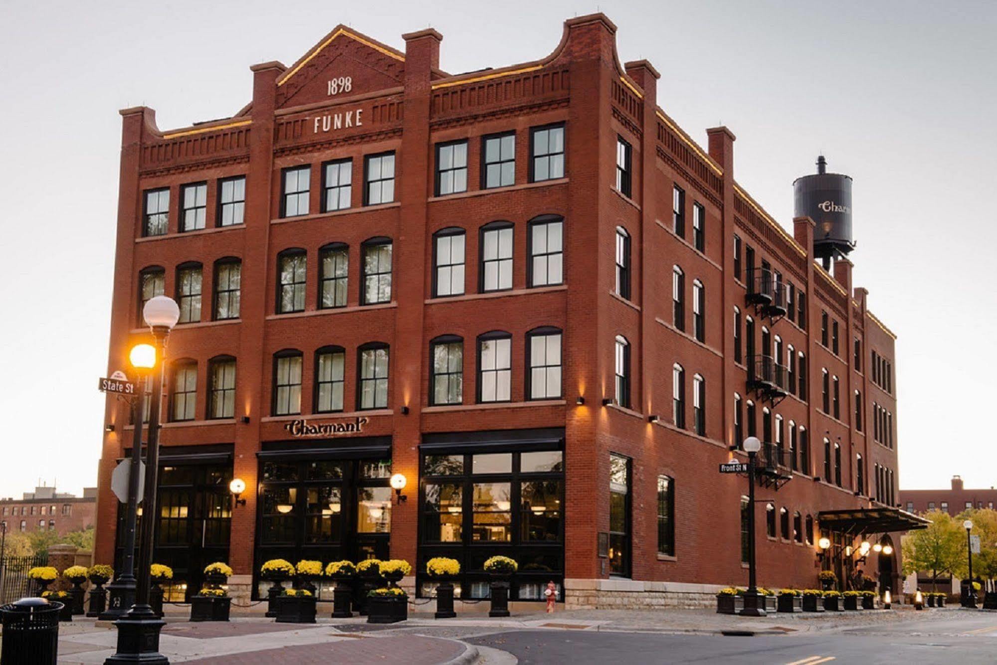 The Charmant Hotel Ла Крос Екстериор снимка