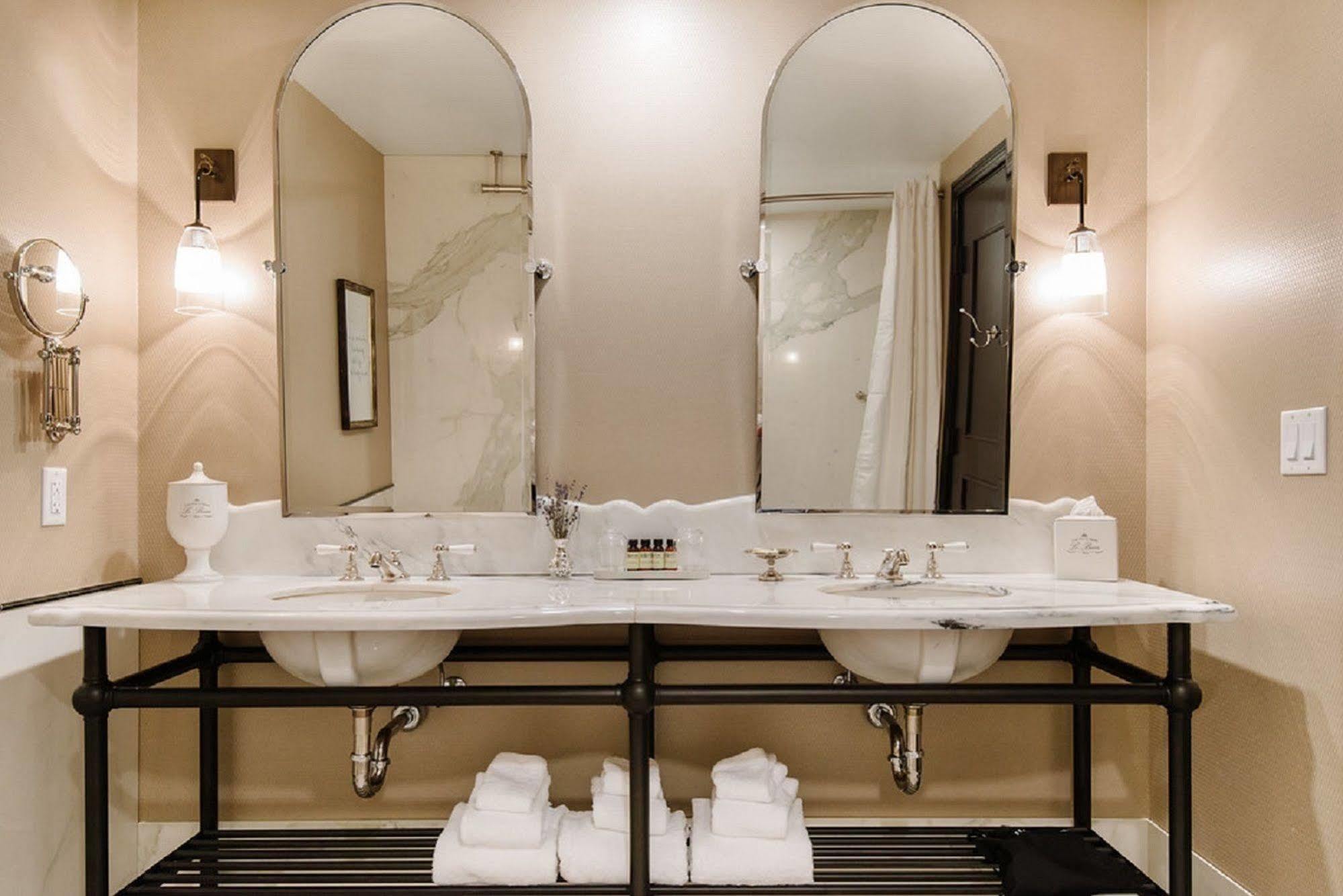 The Charmant Hotel Ла Крос Екстериор снимка